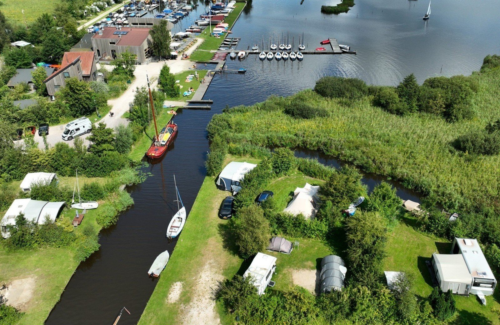 Kampeerplek comfort aan het water